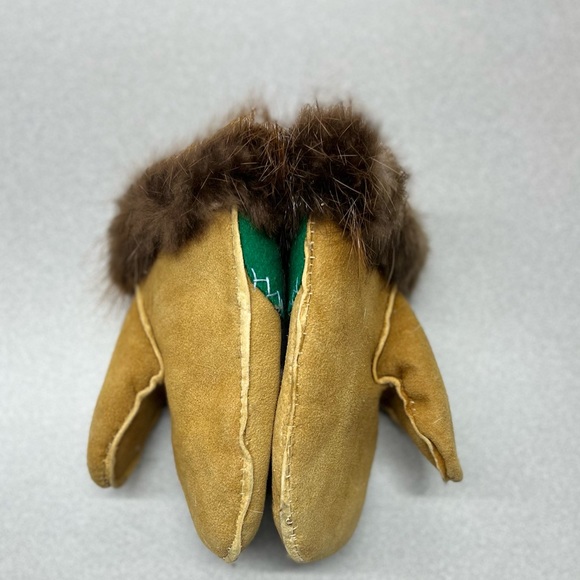 Beaver fur and Moosehide Gloves - Picture 5 of 8